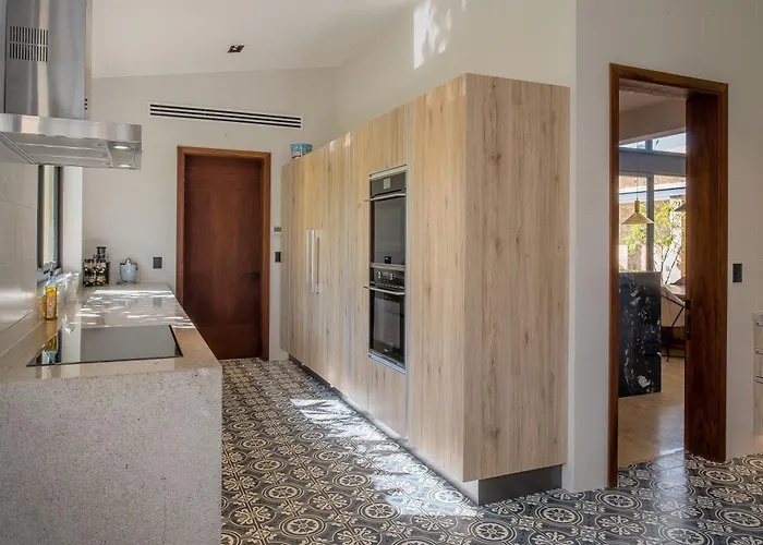 Stunning 11bd Fully Staffed, Indoor Tennis And Villa
