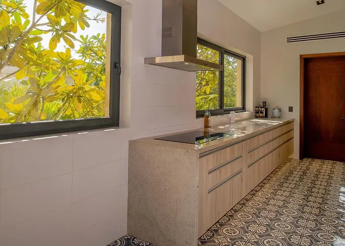 Villa Stunning 11bd Fully Staffed, Indoor Tennis And